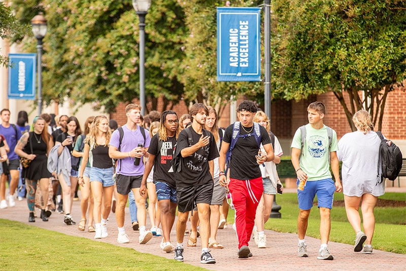 christopher-newport-university-students-walking-to-class-800x533